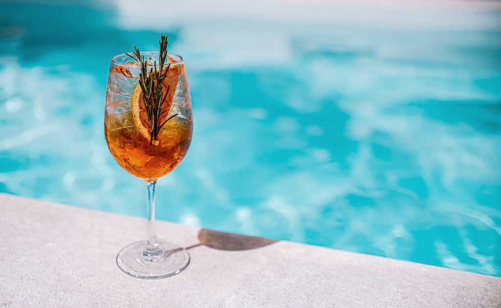 Spritz al borde de la alberca de Gurú