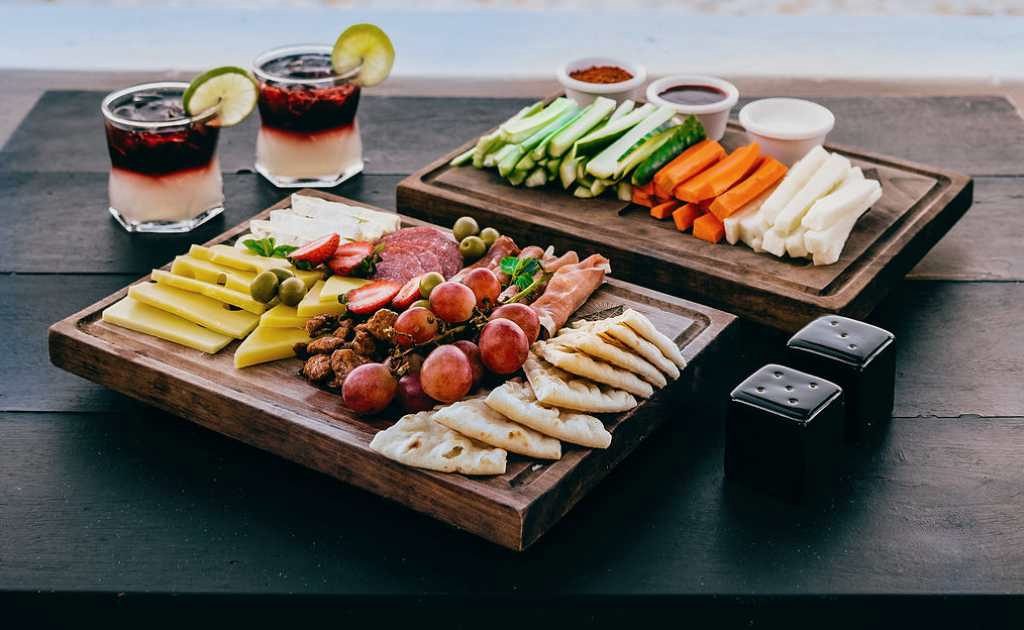 Tabla de quesos y carnes frente al mar