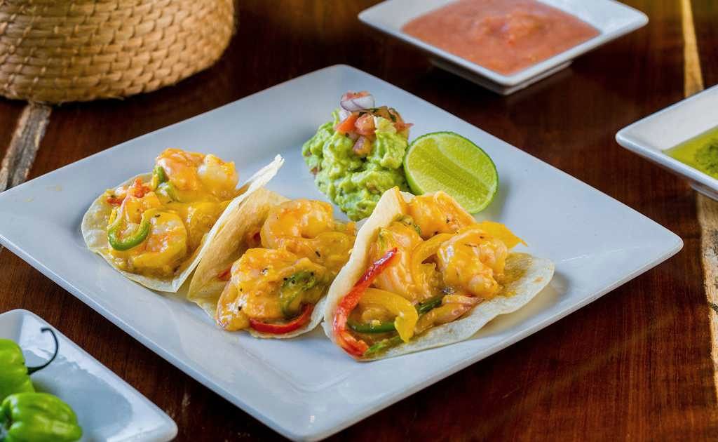 Tacos de camarón con guacamole