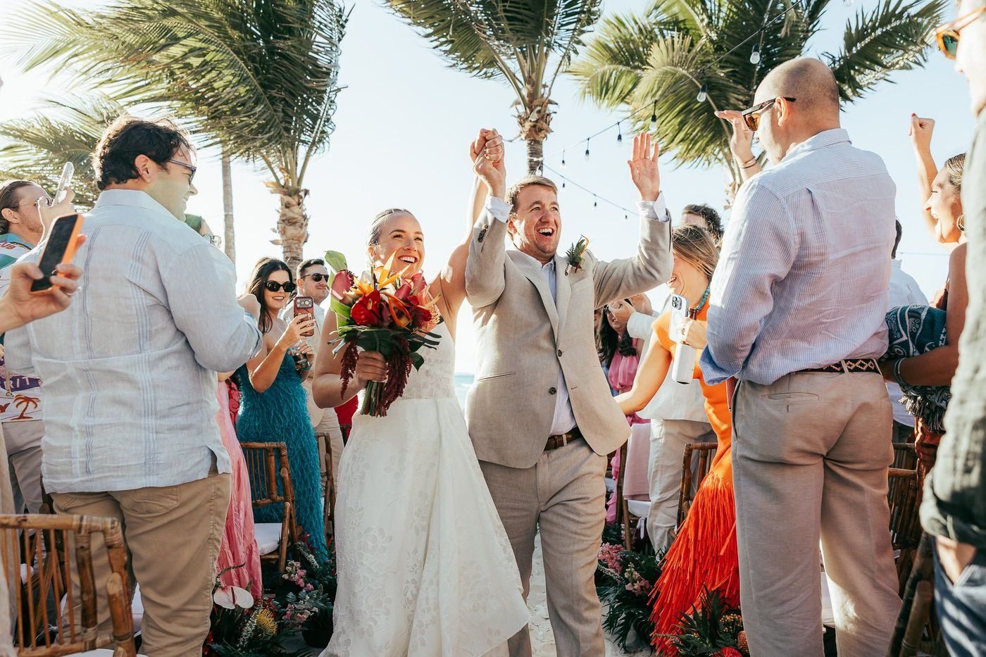 La pareja sale entre los invitados