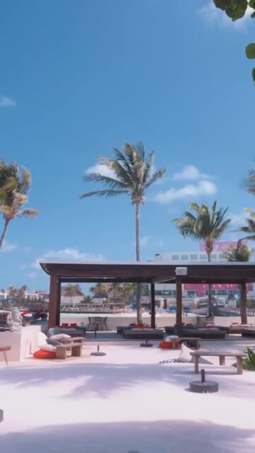 The sun leaves earlier now. The shadows get longer, the water stays warm and dinner starts sooner.

El sol se va más temprano ahora. Las sombras se alargan, el agua sigue tibia y la cena empieza antes.

#IslaMujeres #PlayaNorte #LotusHotel #HotelMexico